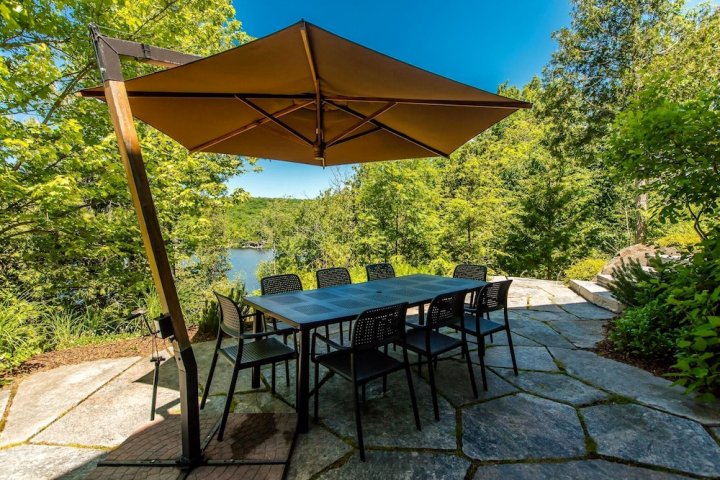 Vantage Point~Lovely 4 Bed, 2.5 Bath with Fabulous Views of Lake of Bays!