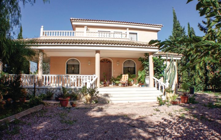 Amazing Home in Crevillente with 6 Bedrooms, WiFi and Outdoor Swimming Pool