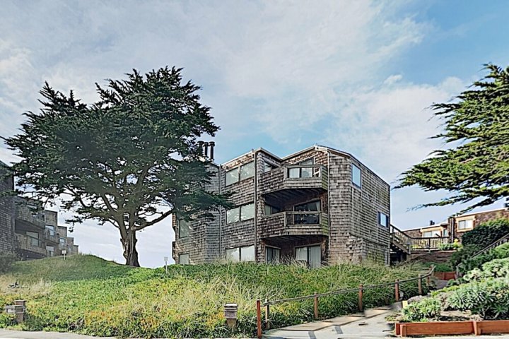 New Listing! Beachfront Pajaro Dunes Penthouse 1 Bedroom Condo