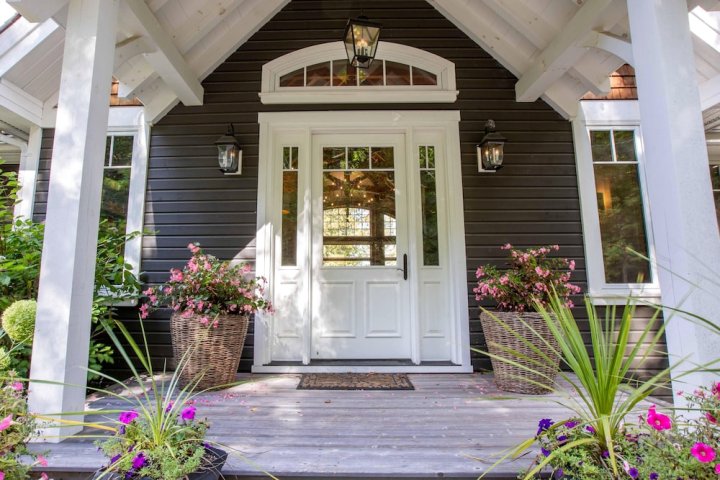 Bearhurst! A Stunning Lake of Bays Cottage, Perfect for Your Family Retreat!
