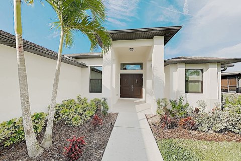 Impeccable Canal-Front W/ Lanai & Caged Pool 4 Bedroom Home