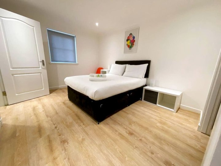 Large Modern 3 Bedroom Apartment - Free Parking