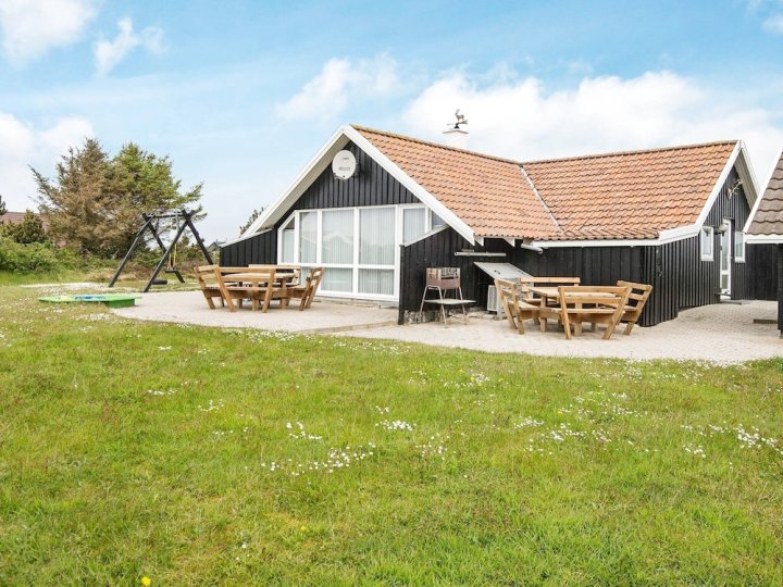 Vintage Holiday Home in Hvide Sande Not Far From Sea Coast