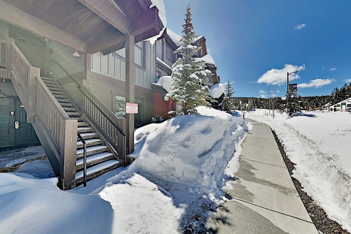 Slopeside : Hot Tub, Walk to Lifts & Village! 2 Bedroom Condo