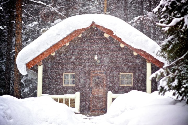 暴风山小屋旅馆及餐厅(Storm Mountain Lodge Cabins & Dining)