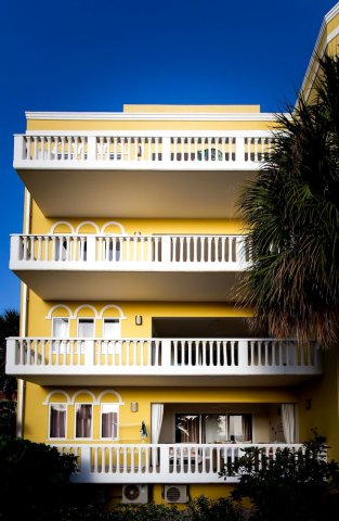 Blue Bay海滩及高尔夫度假村内迷人海景3卧室顶楼公寓(Fascinating Ocean Front 3Br Penthouse at Blue Bay Beach & Golf Resort)