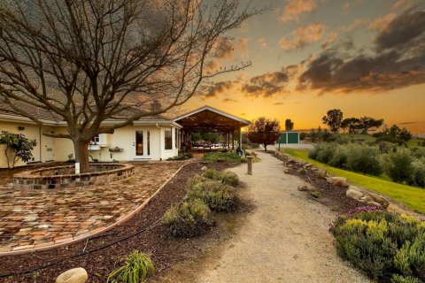 Avantstay的橄榄牧场 享受山谷上落日的4.5英亩牧场之家(Olive Ranch by AvantStay Enjoy Sunsets over the Valley 4.5 Acre Ranch Home)