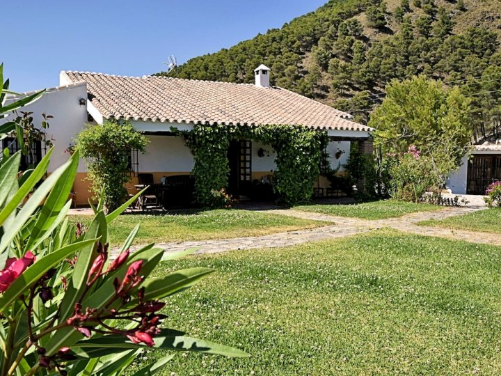 Attractive Holiday Home in Canillas de Aceituno with Terrace