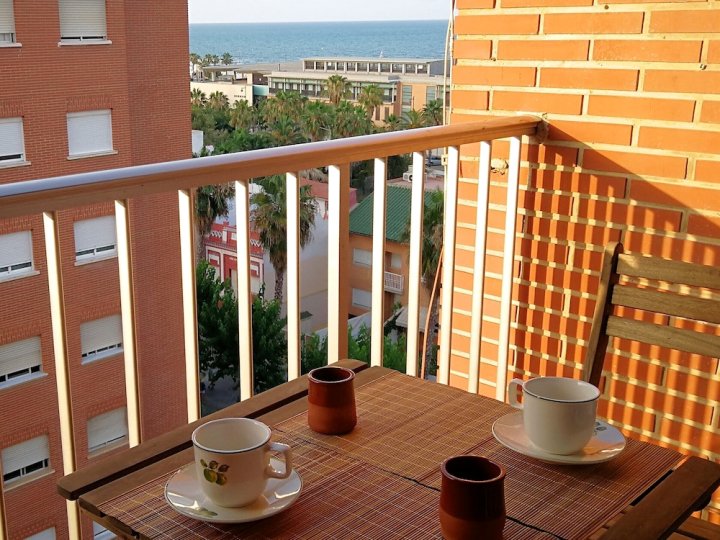 马尔瓦罗萨海滩海景公寓(Apartamento Con Vista Al Mar en Playa Malvarrosa)