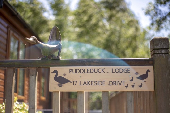 费尔穆尔公园普德达克郊外小屋 - 附热水浴缸(Puddleduck Lodge with Hot Tub Felmoor Park)