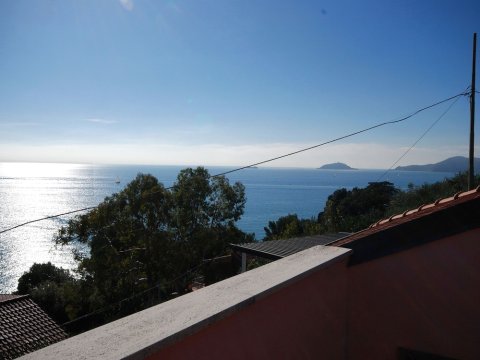 Quaint Holiday Home in Lerici with Fenced Garden
