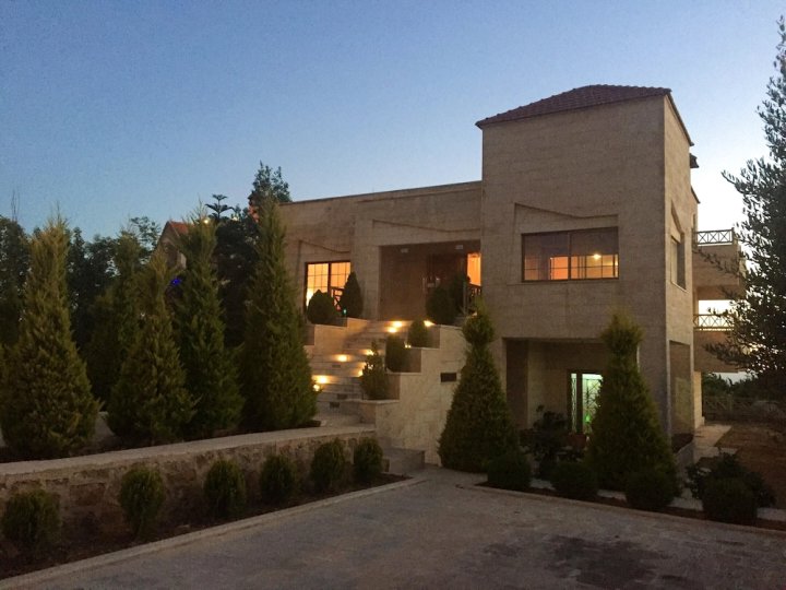 安曼 4 居之家美丽城市景观酒店 - 附阳台及无线上网(4 Bedrooms House with City View Balcony and Wifi at Amman)
