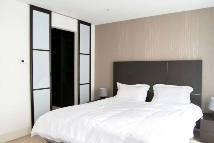 Modern 2 Bedroom Apartment with Balcony Near Oxford Street