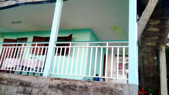 德赛美丽海景 2 居私人度假屋 - 附阳台 - 近海滩(House with 2 Bedrooms in Deshaies, with Wonderful Sea View and Terrace Near the Beach)