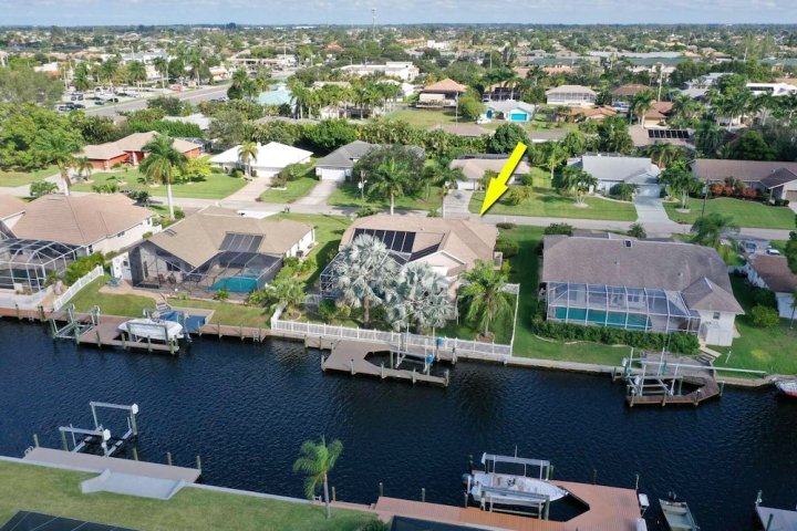 珊瑚角游泳池别墅酒店 - 附升船机 - 可到海湾(Cape Coral Pool Home with Boat Lift, Access to Gulf)