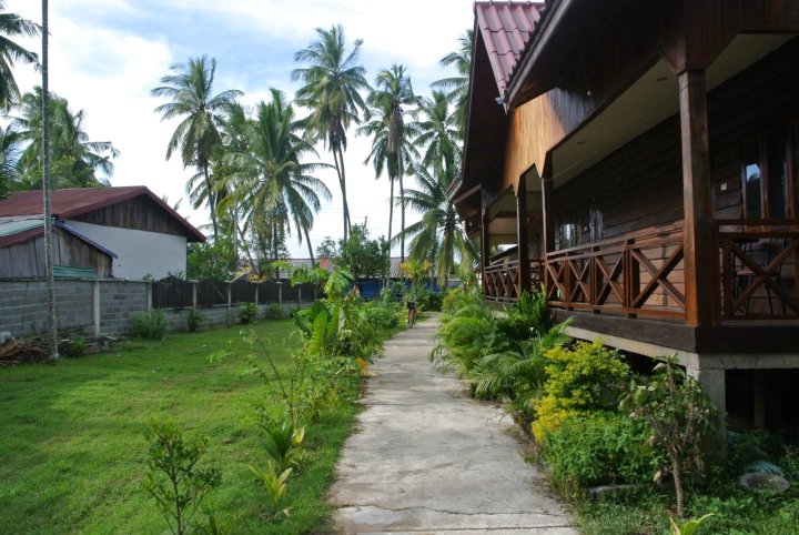 Nongsak Riverside Guesthouse & Nongsak Guesthouse