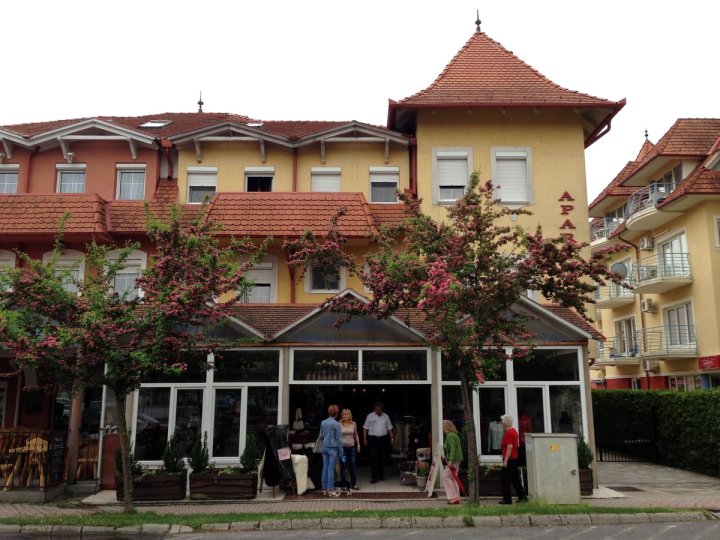 胡尔克泽公寓式酒店(Hürkecz Apartmanház)
