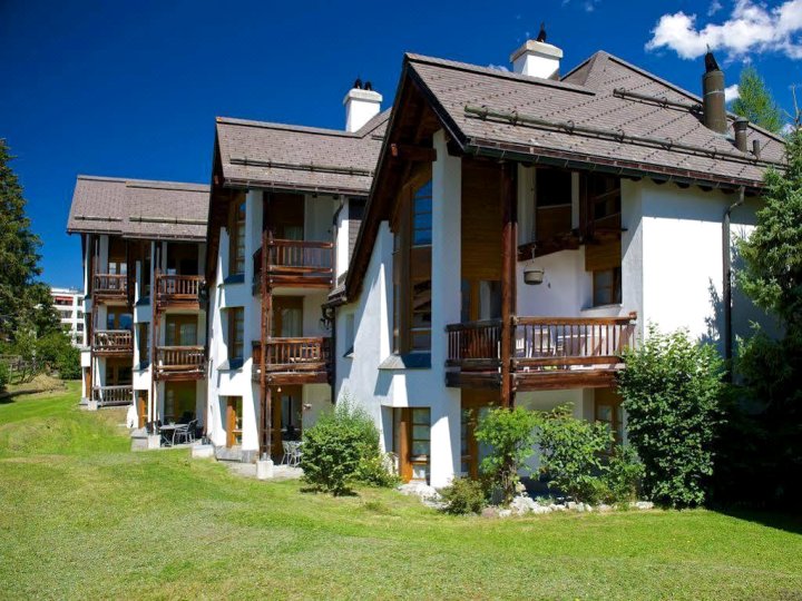 Schweizerhof Ferienwohnungen Lenzerheide 2