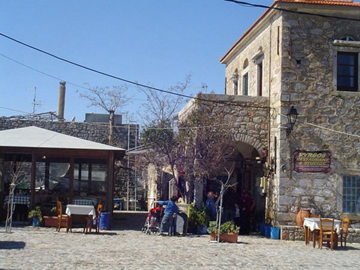 皮尔戈斯餐厅公寓(Pyrgos Houses and Restaurant)