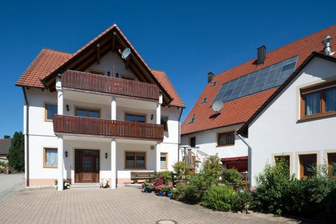 阿尔费尔德 - 梅特法兰肯布劳纳赫希旅馆(Gasthof-Pension Brauner Hirsch in Alfeld - Mittelfranken)