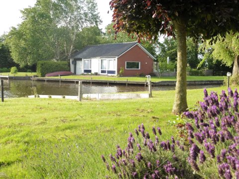 Unique Bungalow in Boornzwaag near Lake