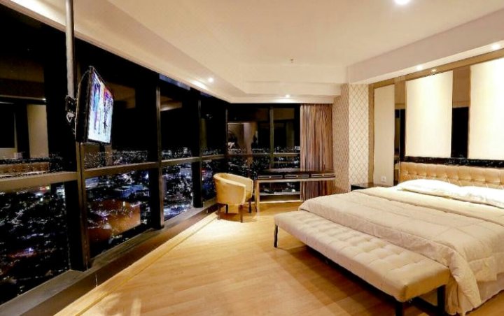 Luxury Room at The Peak Residence by Mitsukoka