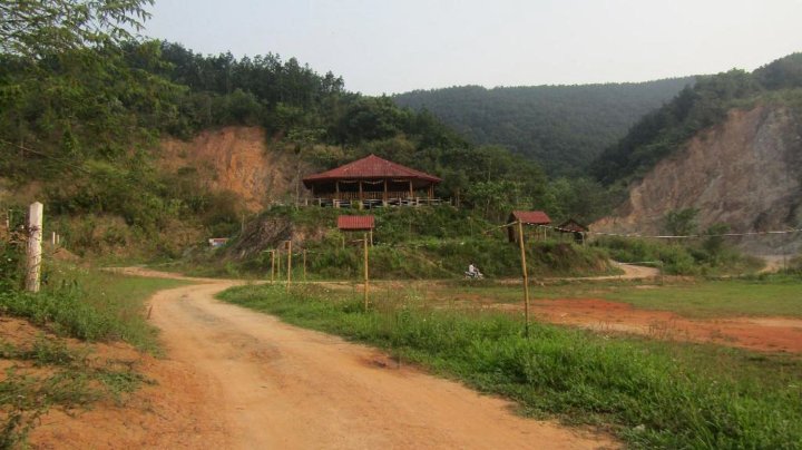 香姆多伊平房和餐厅酒店(Chomdoy Bungalow & Restaurant)