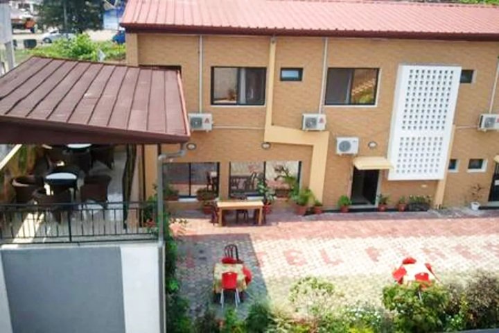金沙萨 3 居公寓酒店 - 附阳台及无线上网(Apartment with 3 Bedrooms in Kinshasa, with Balcony and Wifi)