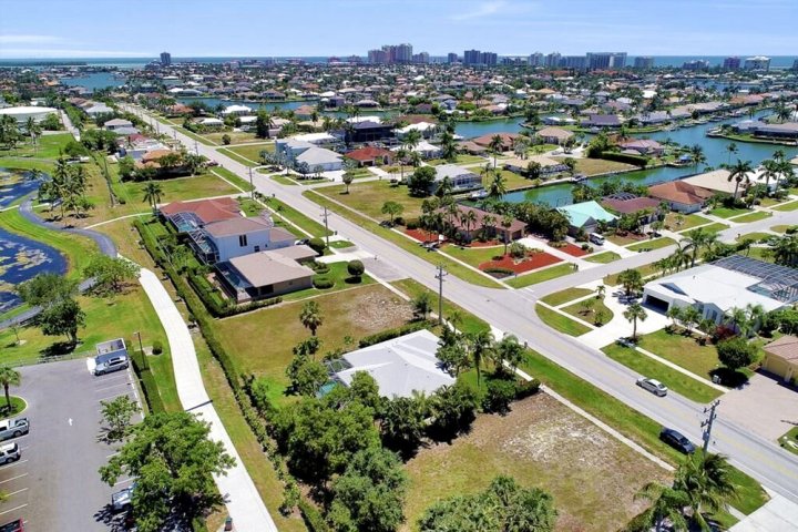 South Heathwood Dr. 299 Marco Island Vacation Rental 3 Bedroom Home by Redawning