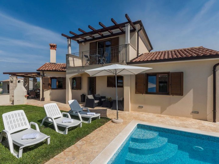 Villa With Private Pool and Garden Ideal for up to 12 Guest