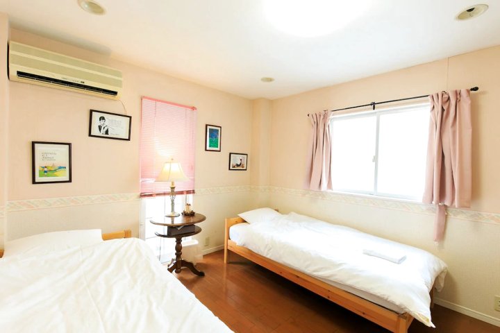 Shinsakaemachi apartment (1A, 2A, 2B)