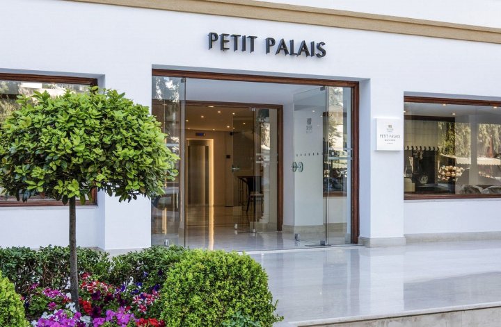 米提斯小皇宫海滩酒店(Mitsis Petit Palais Beach Hotel)