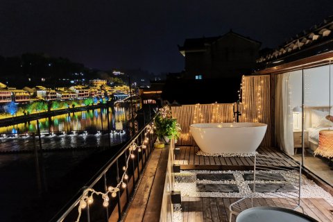 凤凰古城一宿南梦江景民宿