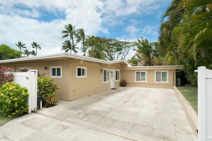Kailua Beachside 4 Bedroom Home by RedAwning