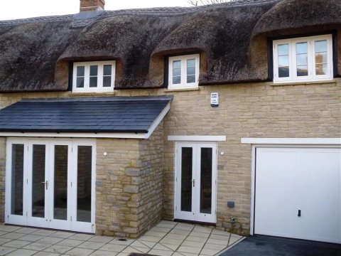 鲁沃斯湾小屋酒店(Lulworth Cove Cottage)