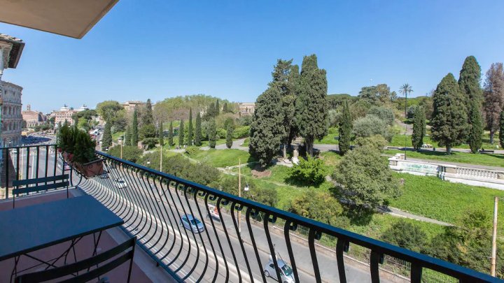 斗兽场景观华丽公寓酒店 - 罗马出租屋酒店(Rental in Rome Colosseum View Luxury Apartment)