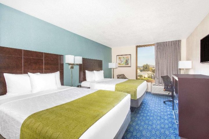 La Quinta Inn & Suites by Wyndham Oakland Airport Coliseum