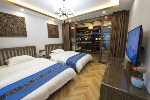 凤凰沱江楼吊脚楼客栈