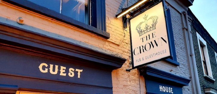皇冠夜店与旅馆(The Crown Pub & Guesthouse)