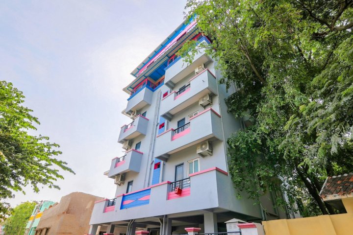 OYO Home 39504 Comfort 2bhk Near Rock Beach