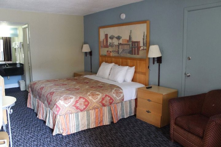 坦帕布什花园游乐场汽车旅馆(Tampa Inn Near Busch Gardens)