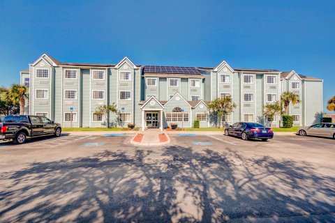 麦克罗特套房酒店 - 泽弗希尔斯(Microtel Inn and Suites - Zephyrhills)