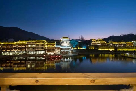 凤凰古城一宿南梦江景民宿