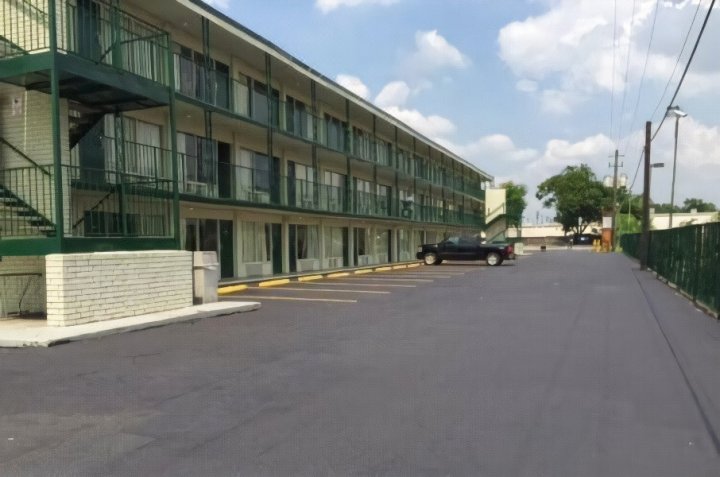 休斯敦旅馆及套房酒店(Houston Inn and Suites)