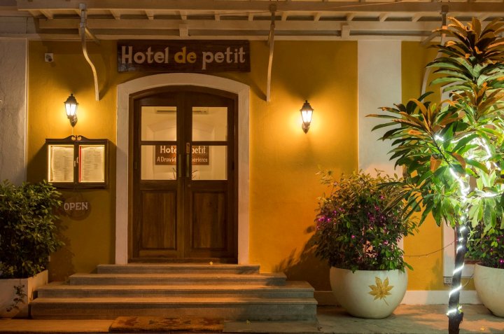 Hotel De Petit