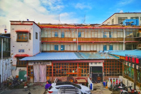 拉萨一路向西太空舱青年旅舍