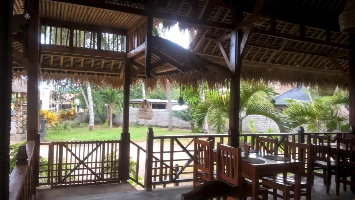 朗波克酒廊家庭旅馆(Lombok Lounge Homestay)