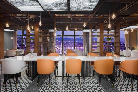 重庆解放碑来福士广场江景亚朵酒店