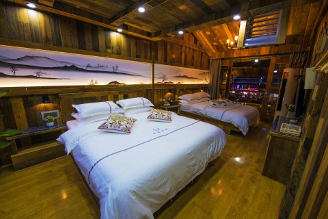 凤凰苗家客栈(古城虹桥店)