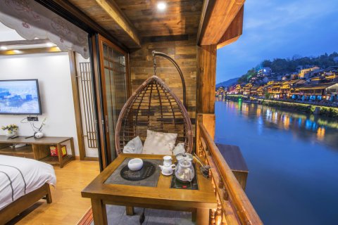 凤凰启盛轩临江客栈